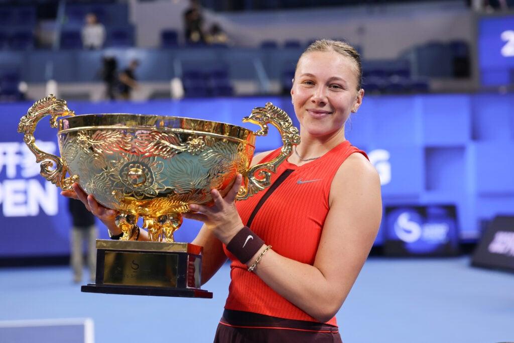 Amanda Anisimova celebra sua vitória no China Open, segurando o troféu
