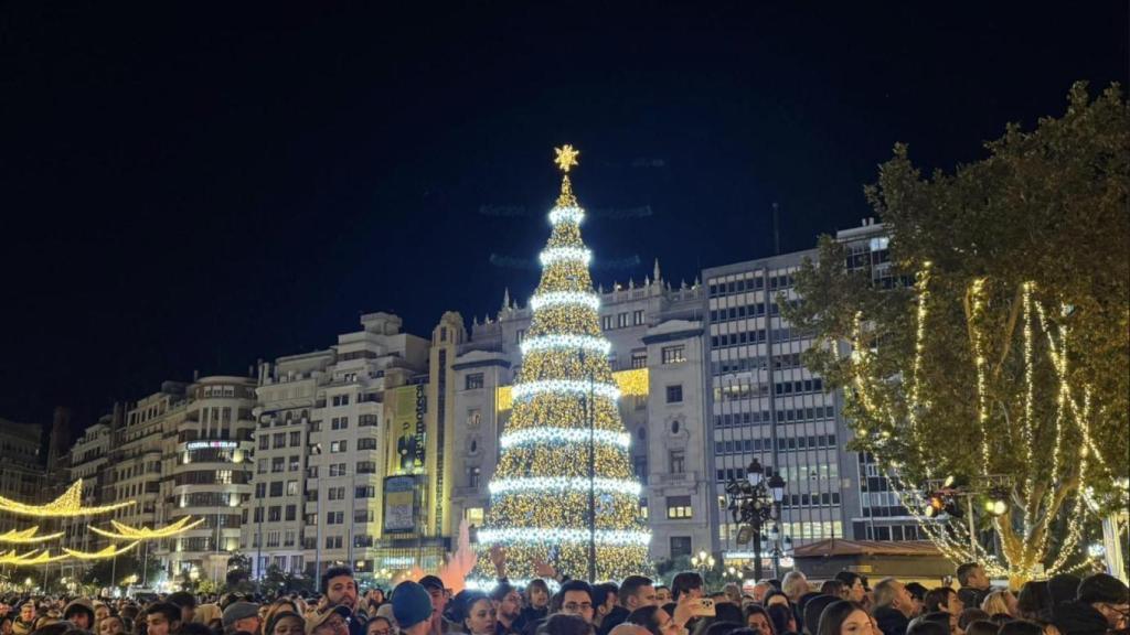 Encendido de luces navideñas en la plaza del Ayuntamiento de Valencia.