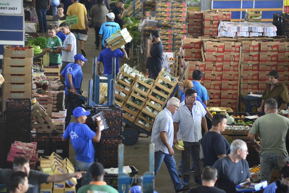 Trabalhadores na Ceasa, em Campinas