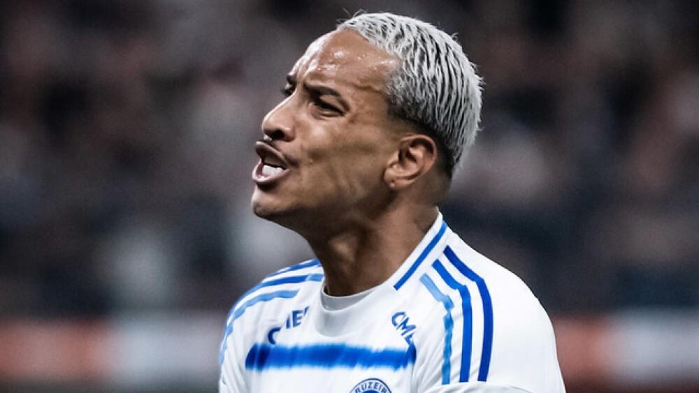 Matheus Pereira comemorando pênalti