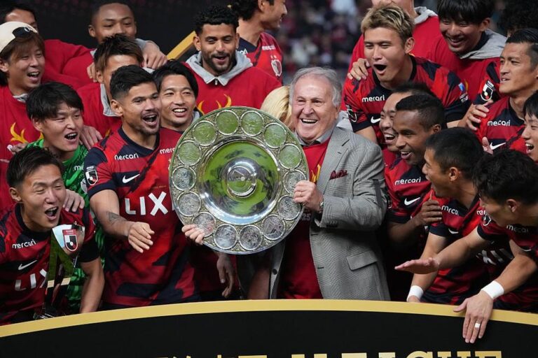 Kashima Antlers conquista o nono título japonês e Zico é ovacionado pela torcida
