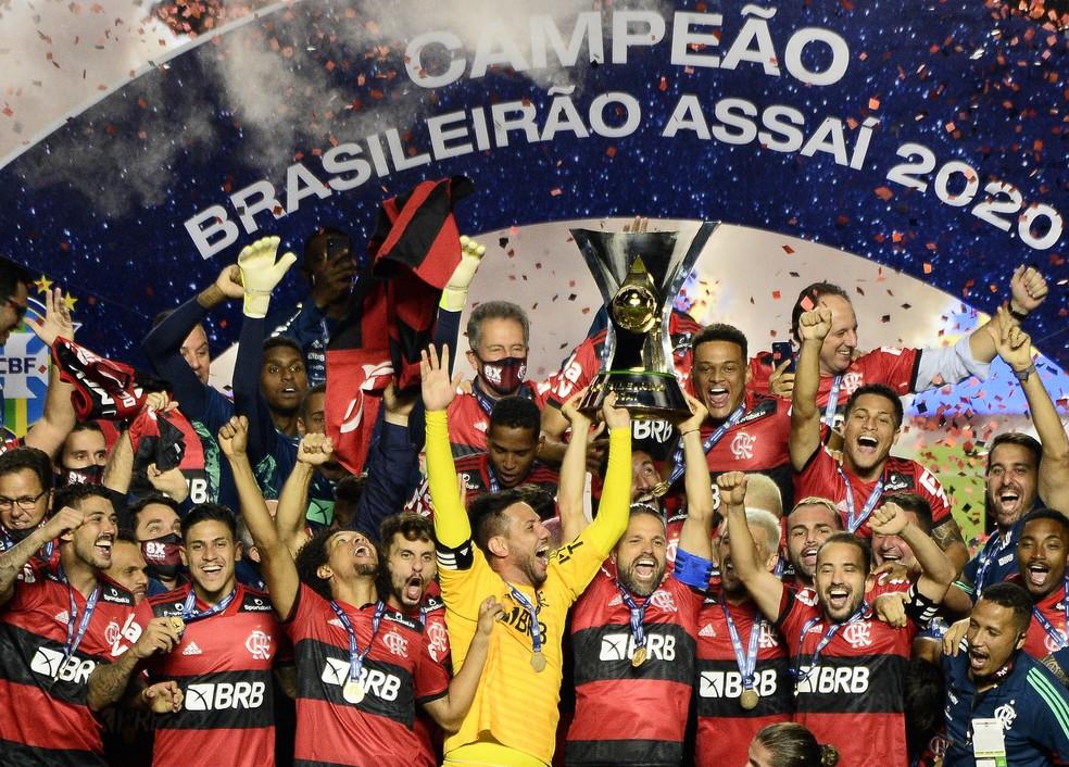 Flamengo levanta a taça de campeão brasileiro de 2020