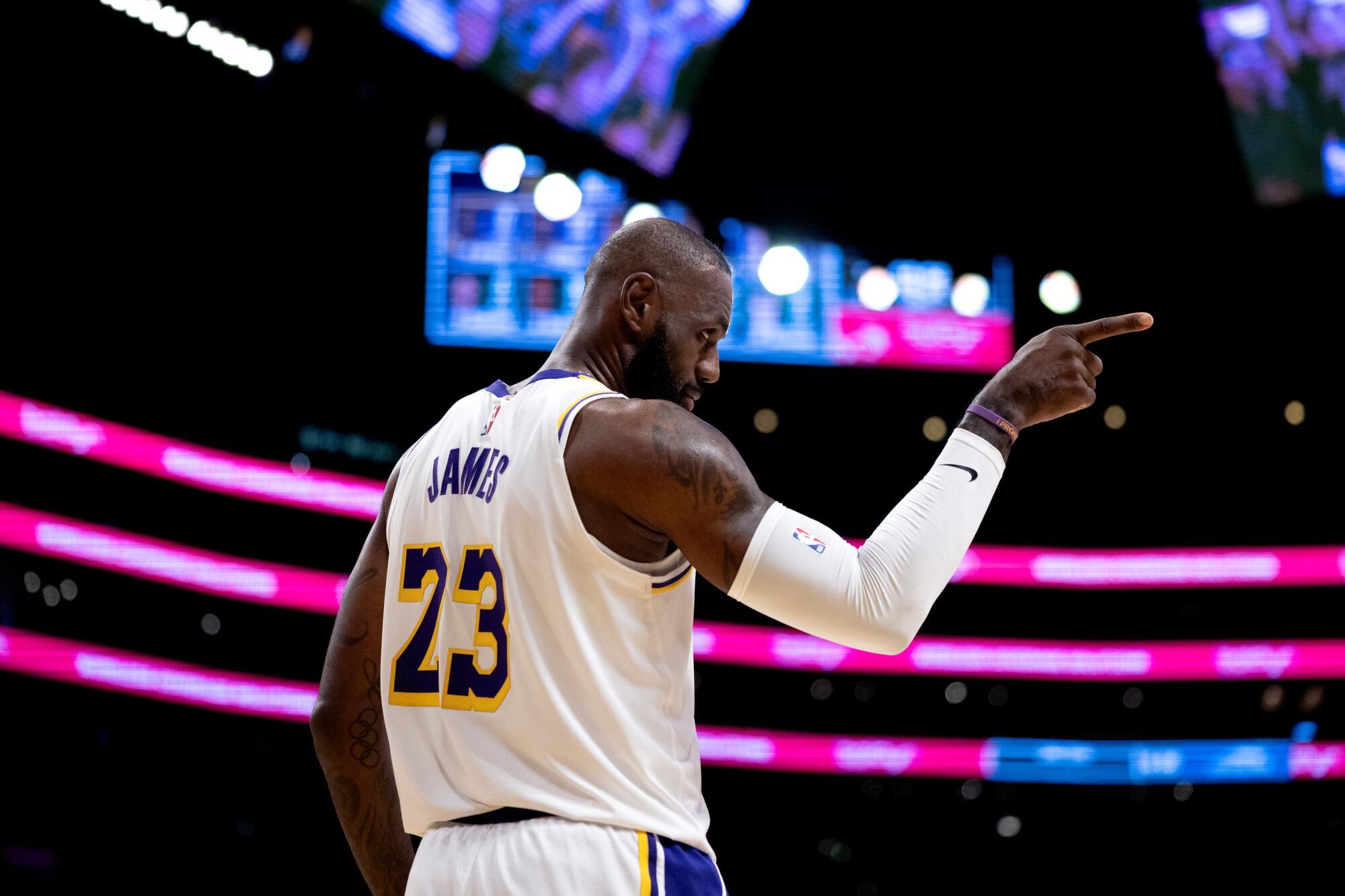 LeBron James reage durante a partida