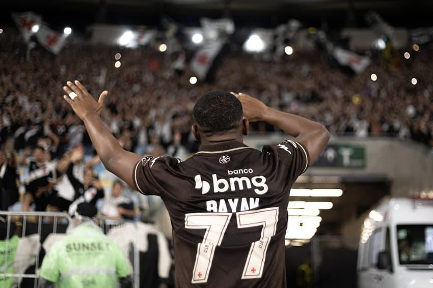 Rayan comemorando com a torcida do Vasco