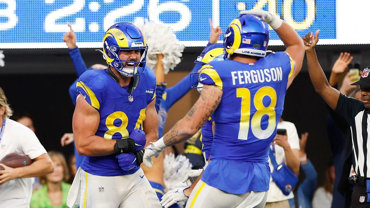 Colby Parkinson celebra com Terrance Ferguson após o touchdown.