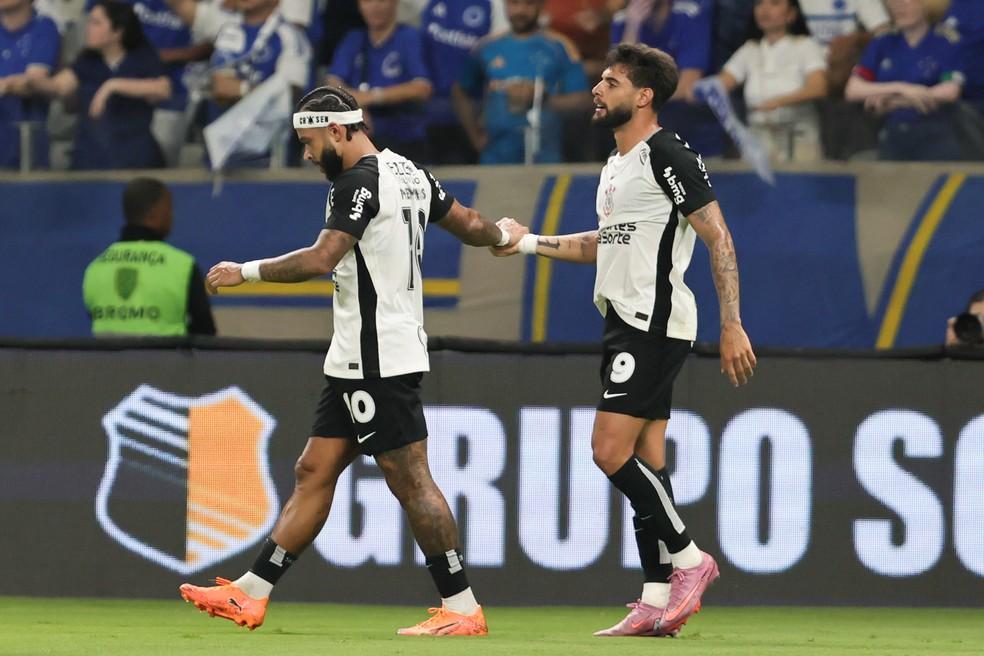 Memphis e Yuri Alberto em Cruzeiro x Corinthians