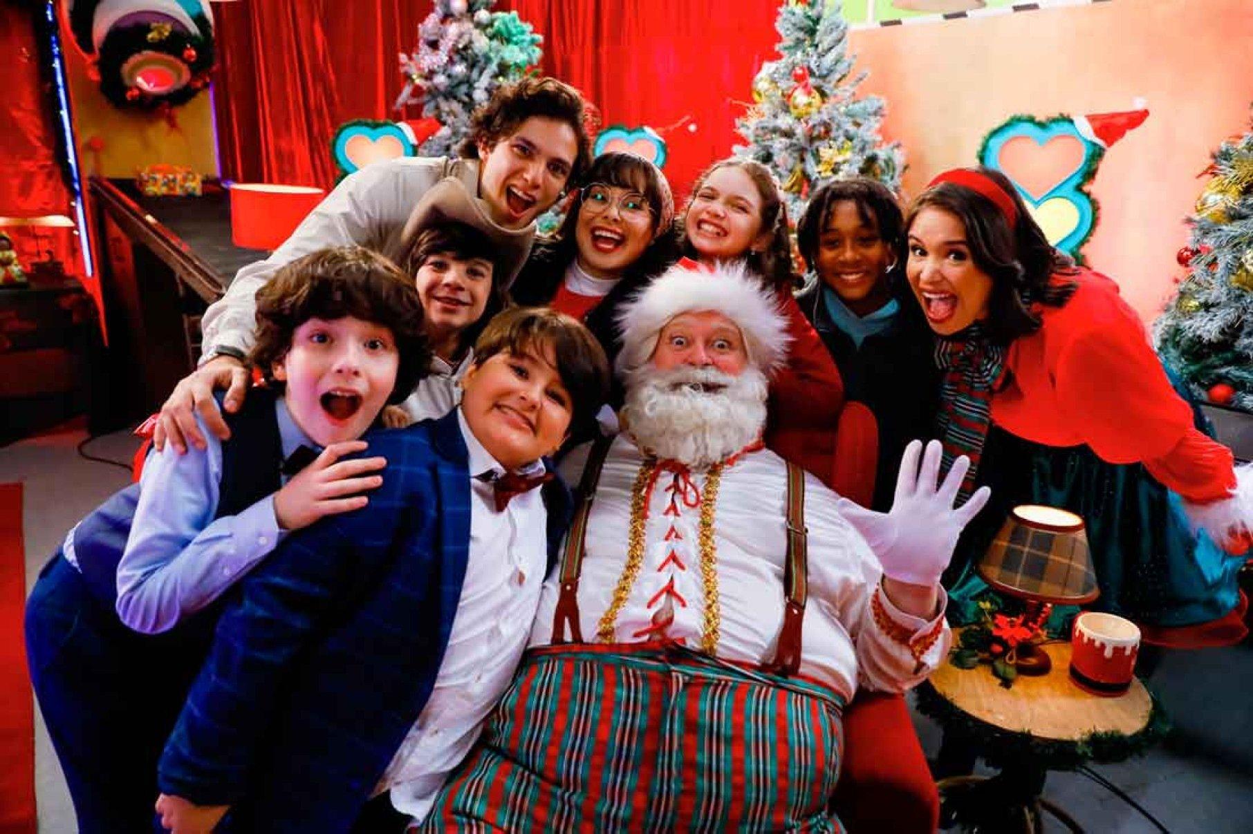 Papai Noel com crianças no programa Papai Noel bugou