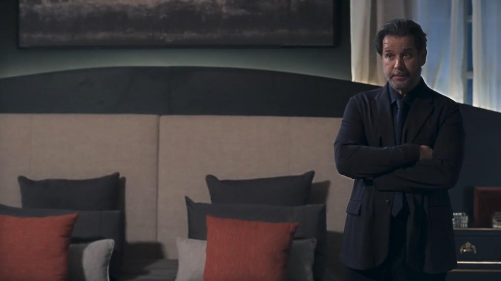 Flashback mostra plano de Ferette e Arminda para matar Rogério.