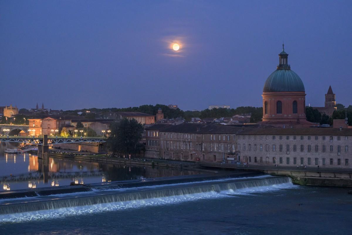 Lua cheia sobre o Dome de la Grave