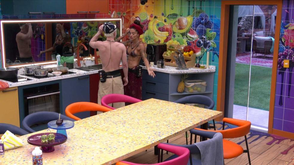 Aline Campos conversa com Juliano Floss na cozinha do BBB 26