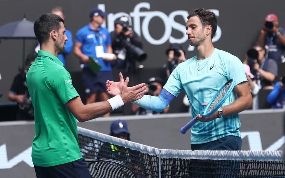 Desolado, Lorenzo Musetti cumprimenta o sérvio Novak Djokovic no Australian Open.