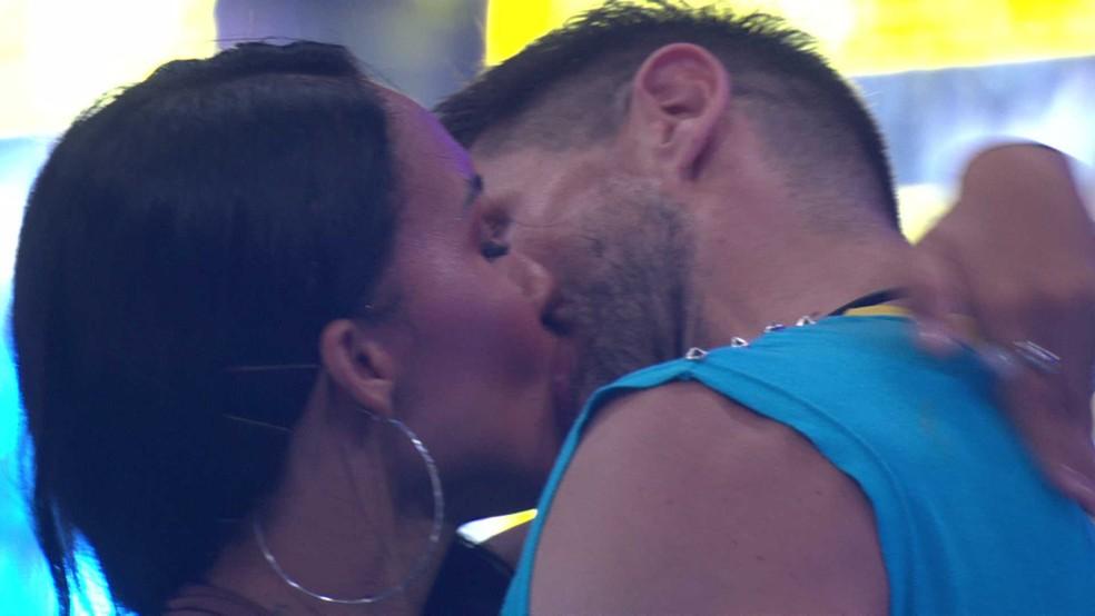 Jonas Sulzbach e Maxiane se beijam no BBB 26