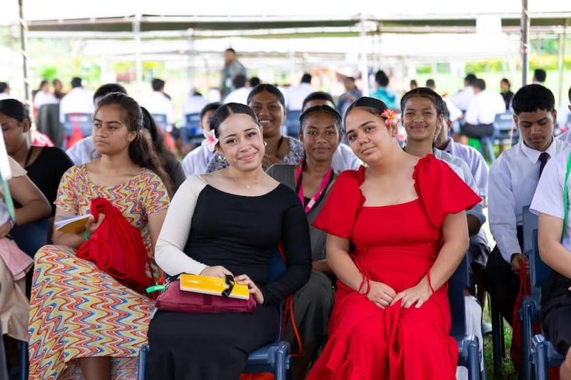 Jovens homens e mulheres participam da conferência For the Strength of Youth em Tonga, dezembro de 2025.