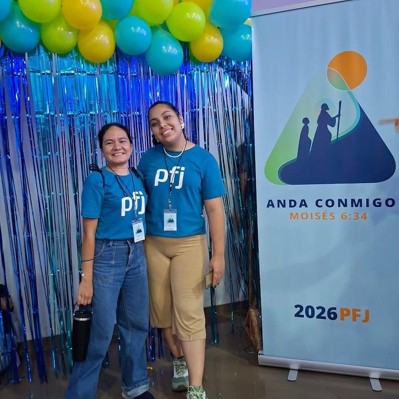 Duas jovens participam da conferência FSY no Paraguai, janeiro de 2026.