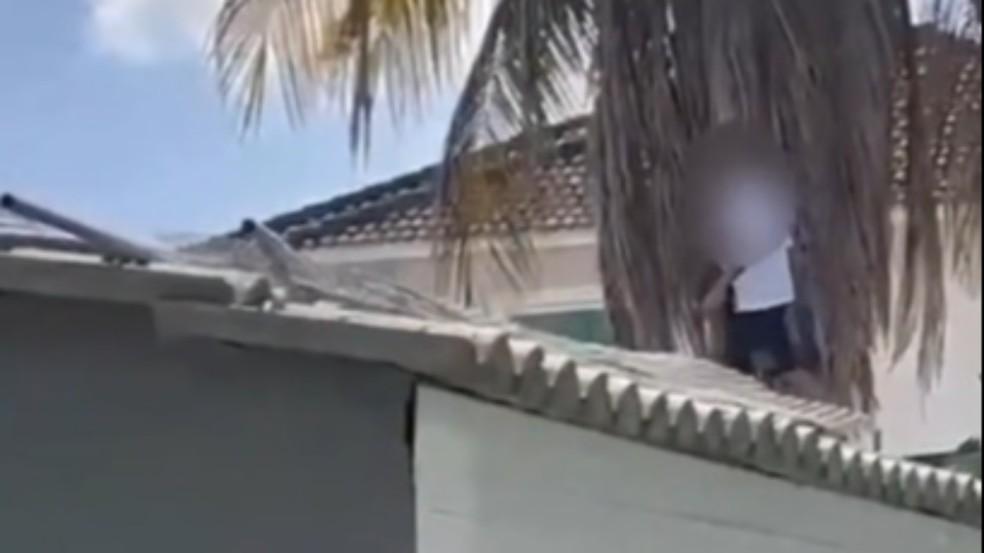 Alexandro foi filmado andando por cima de muros e telhados