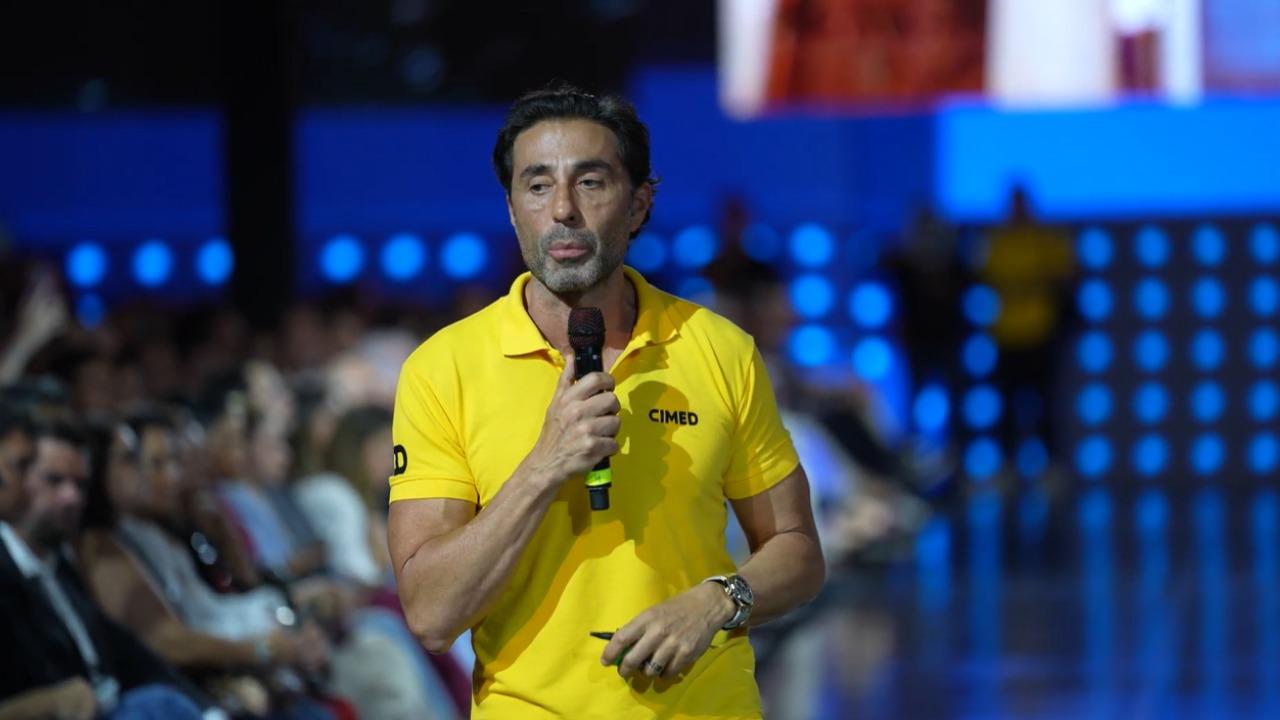 Frei Gilson e Michel Teló durante a live do Santo Rosário