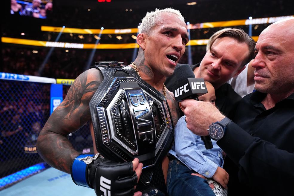 Charles do Bronx com o cinturão BMF após a vitória sobre Max Holloway no UFC 326