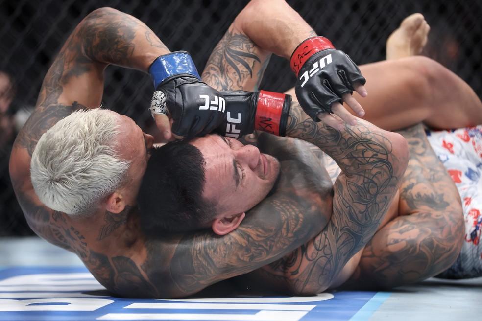 Charles do Bronx tenta finalização contra Max Holloway no UFC 326