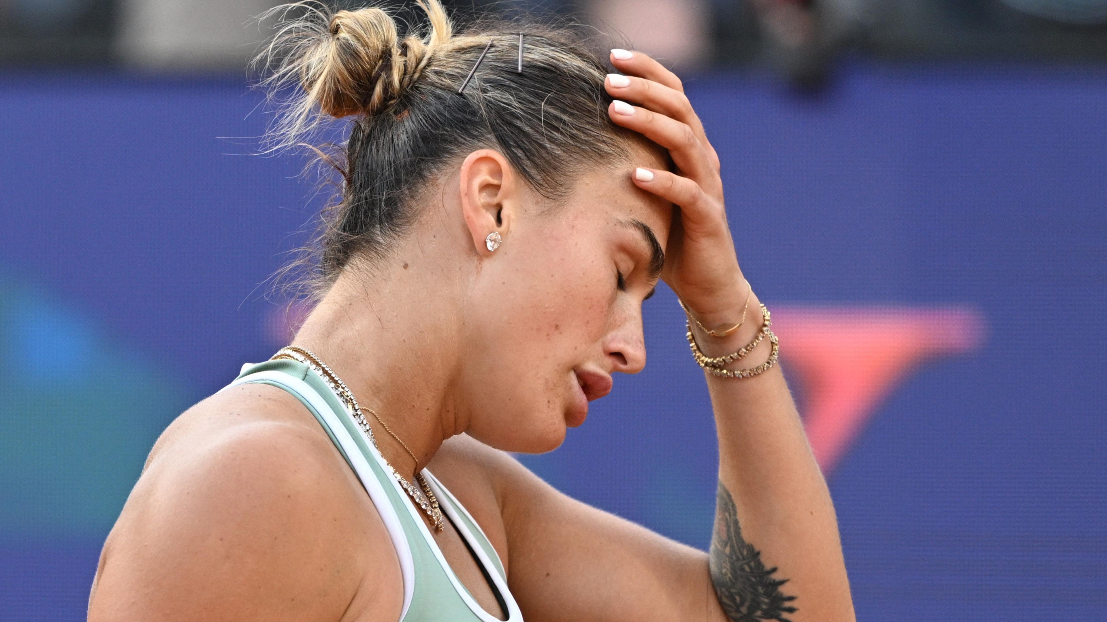 Aryna Sabalenka reage a ponto perdido durante sua derrota para Sorana Cirstea no Italian Open.