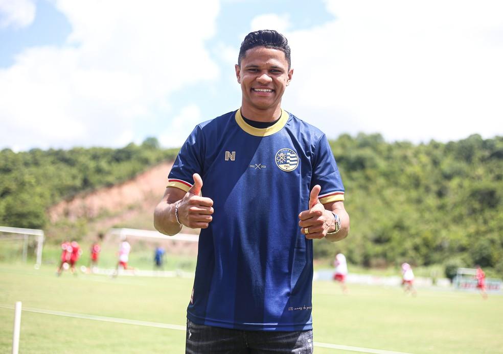 Douglas Santos em visita ao CT do Náutico