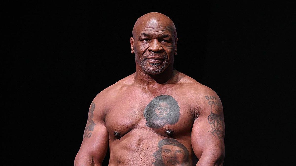 Mike Tyson em palco no Toyota Music Factory, Texas.