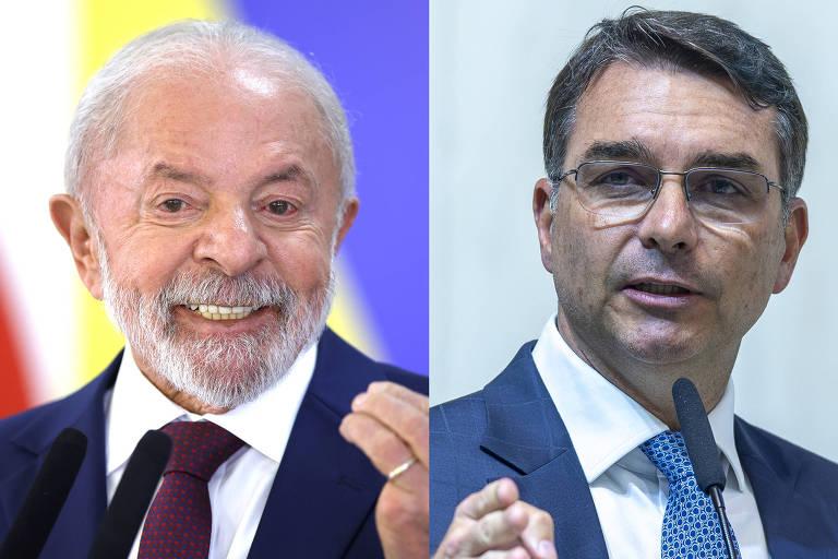 Dois homens em trajes formais falam em microfones