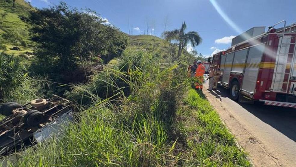 Caminhão foi parar às margens da BR-356