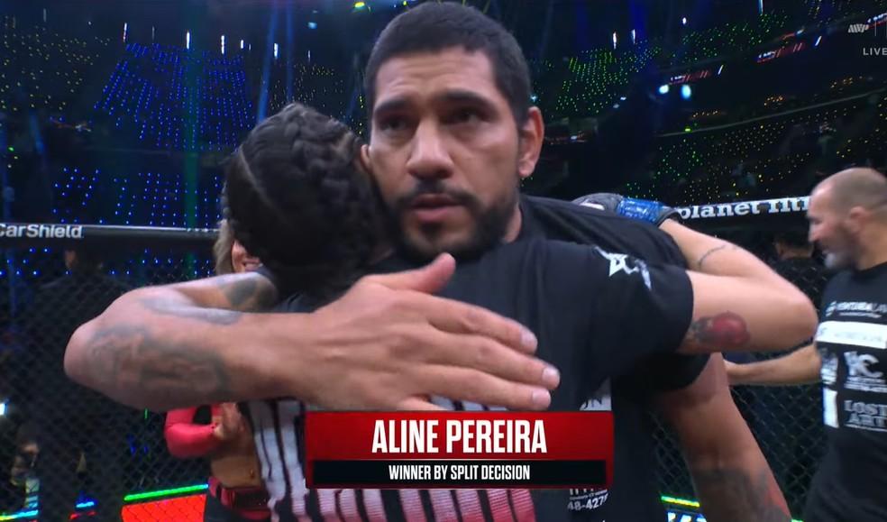 Alex Poatã abraça Aline Pereira após vitória da irmã no evento Ronda x Carano
