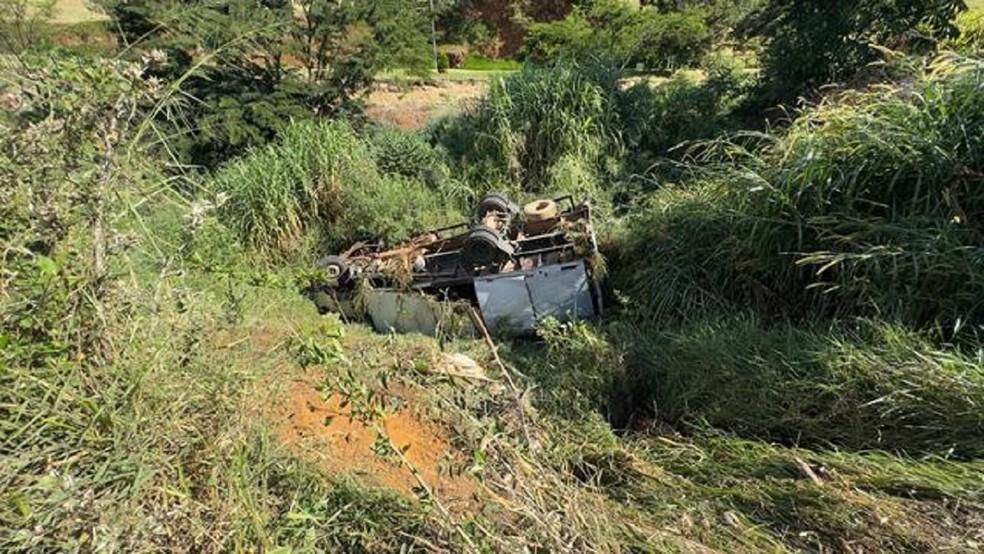 Mecânico morre após capotamento de caminhão em Muriaé