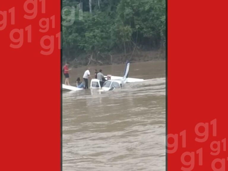 Avião de pequeno porte cai em rio no Acre com 7 ocupantes; todos passam bem