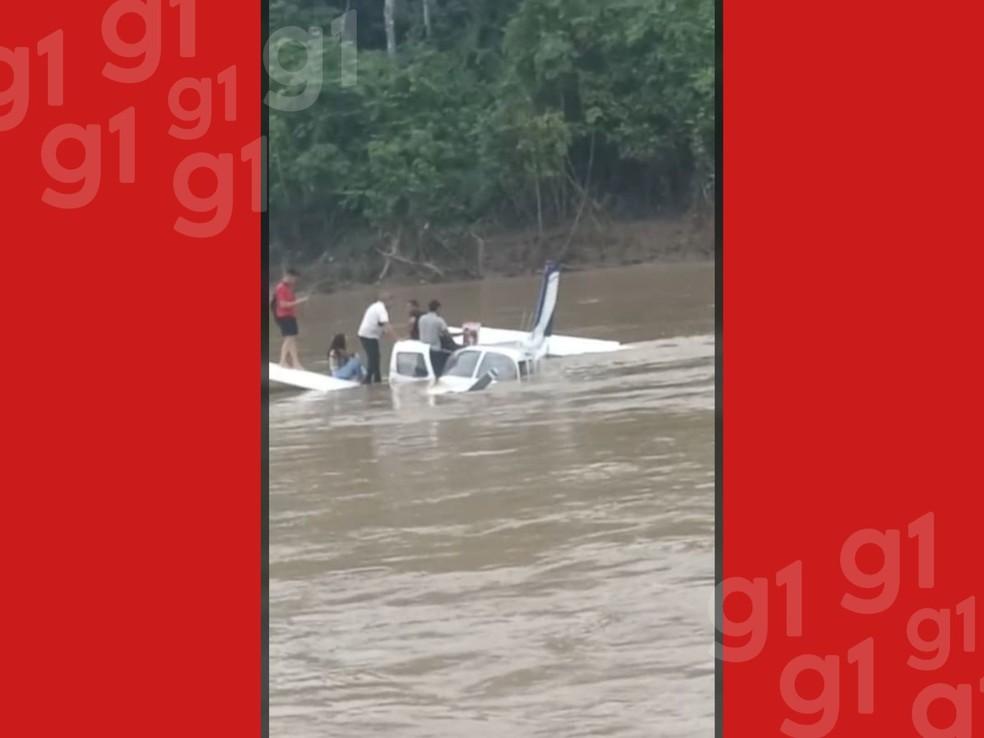 Avião de pequeno porte cai no Rio Tarauacá, na cidade do Jordão