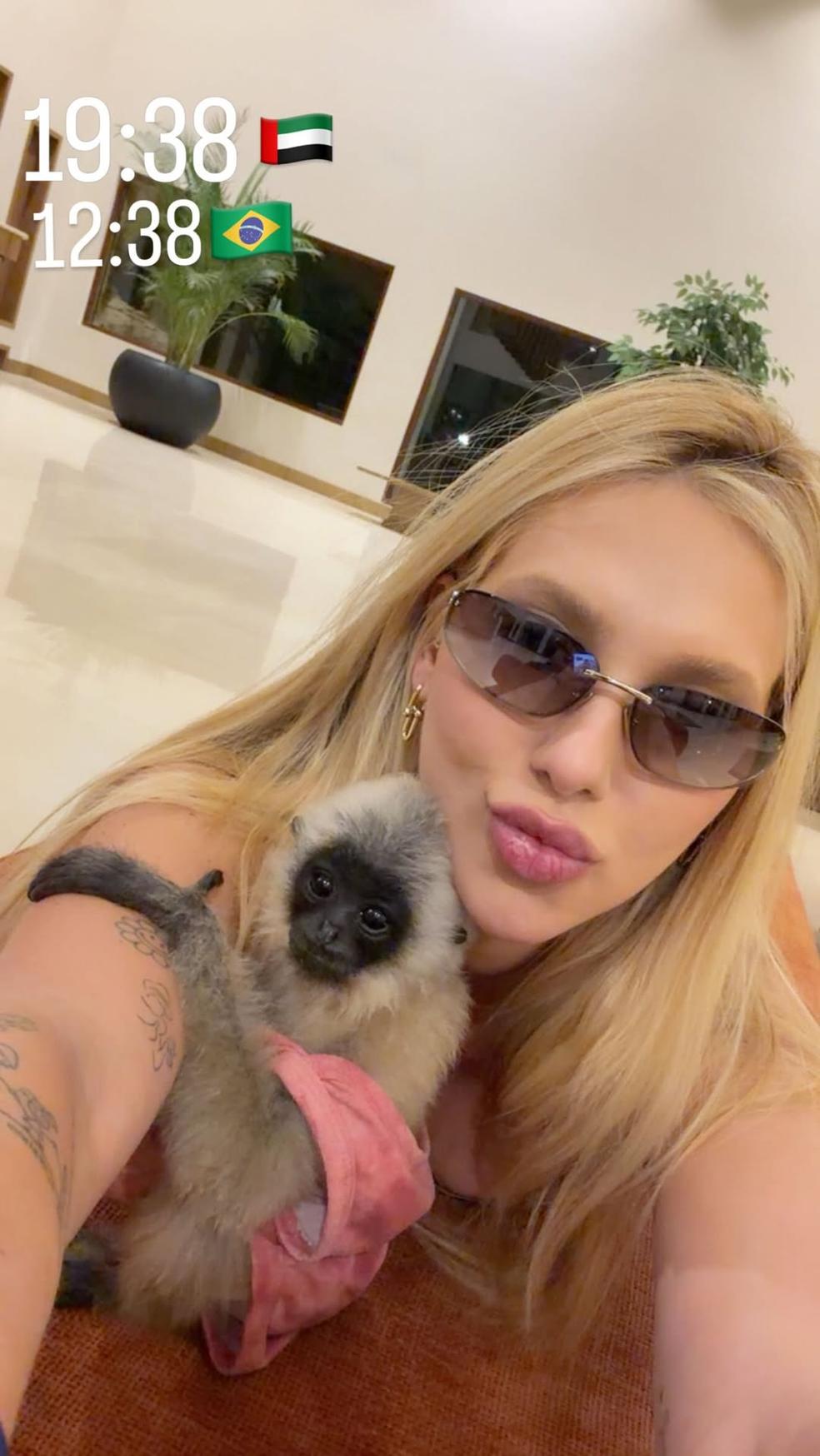 Virginia esclarece beijo em macaco em zoológico de Dubai