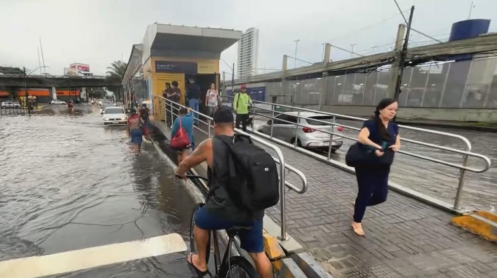 Avenida Caxangá, próximo ao viaduto da BR-101, na Zona Oeste do Recife.
