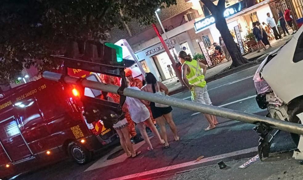 Acidente foi na esquina das ruas Visconde de Pirajá e Vinicius de Moraes