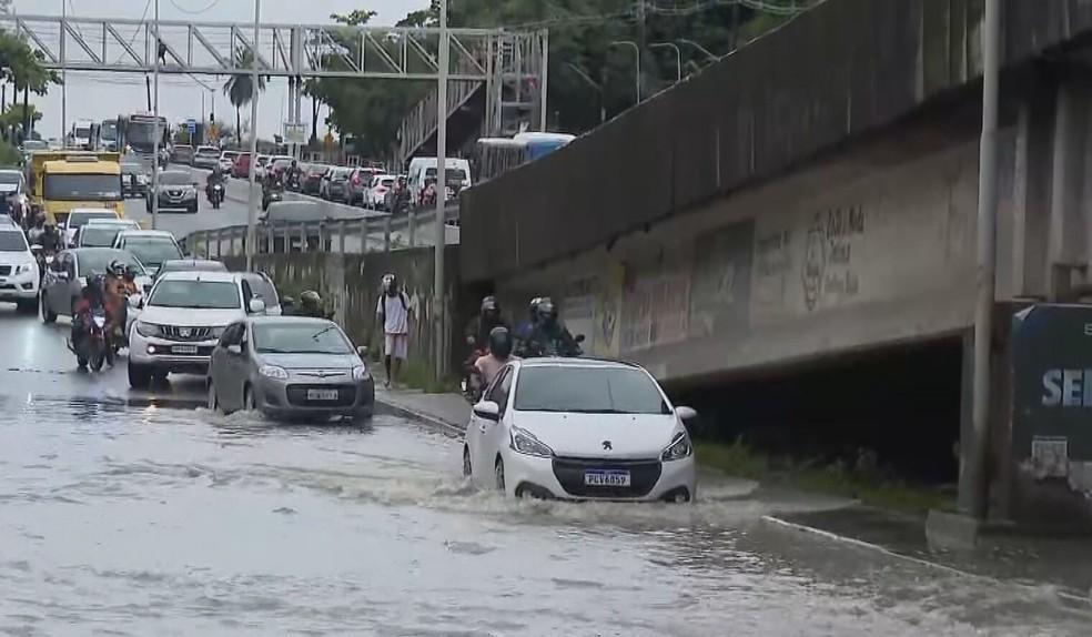 Trecho com alagamento na PE-15, em Ouro Preto, bairro de Olinda.