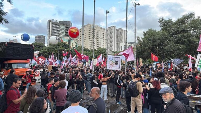 Estudantes de SP Marcham em Protesto por Melhorias nas Universidades e Contra a Violência Policial