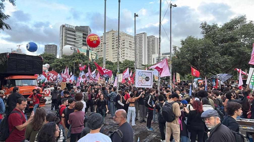 Manifestantes em protesto contra privatizações e violações de direitos.