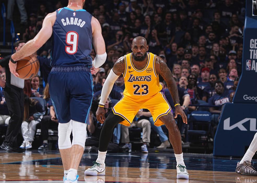 LeBron James em ação pelos Lakers contra o Thunder