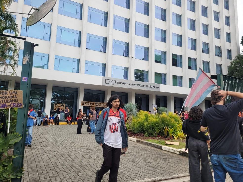 Ocupaçao da reitoria da USP com estudantes protestando.