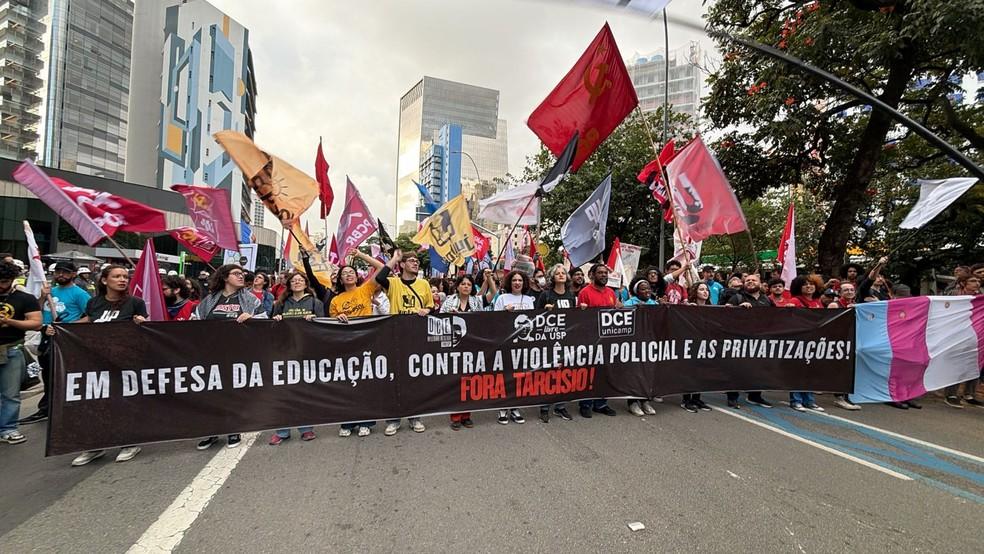 Desfile dos estudantes em direção ao governo de SP.