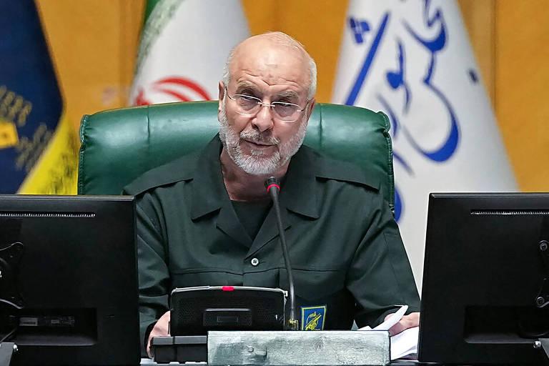 Homem calvo em uniforme militar discursando