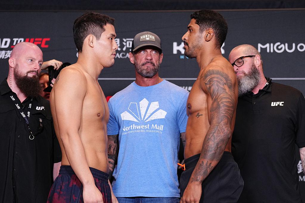 YiSak Lee e Luis Felipe Dias durante a pesagem oficial do UFC em Macau.