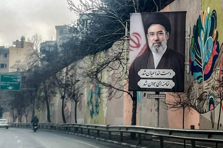 Imagens de Mojtaba Khamenei por Teerã
