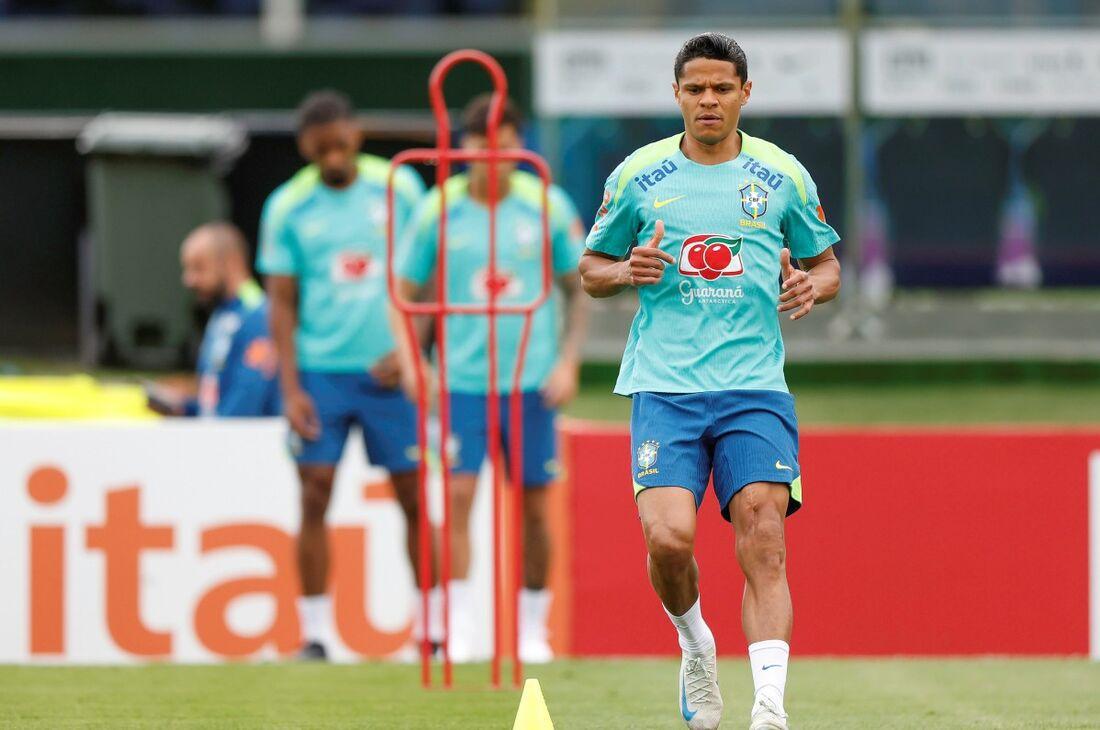 Douglas Santos, lateral da Seleção.