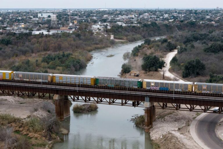 Seis corpos encontrados em trem de carga no Texas levantam questões sobre imigração