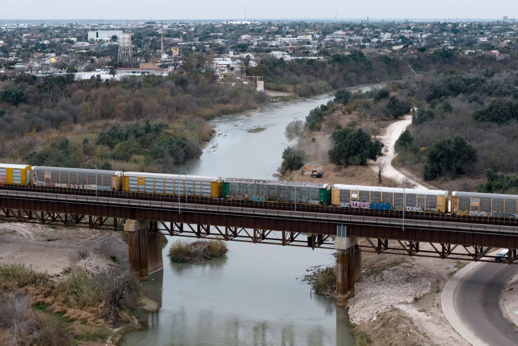 Trem entra nos Estados Unidos na fronteira com o México, em Laredo, Texas.