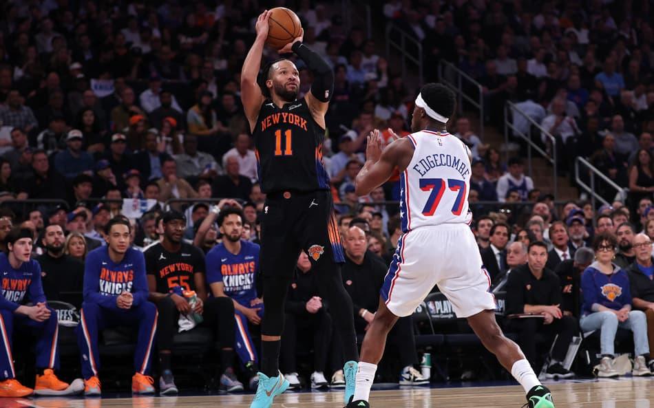 Jalen Brunson, do New York Knicks, arremessa a bola contra V. J. Edgecombe, do Philadelphia 76ers