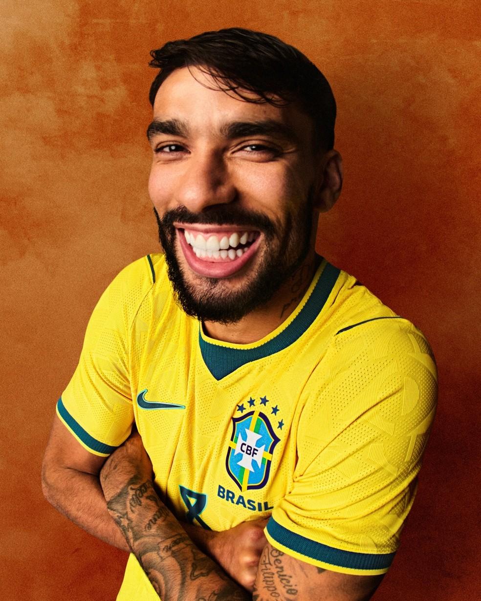 Paquetá com a nova camisa da Seleção
