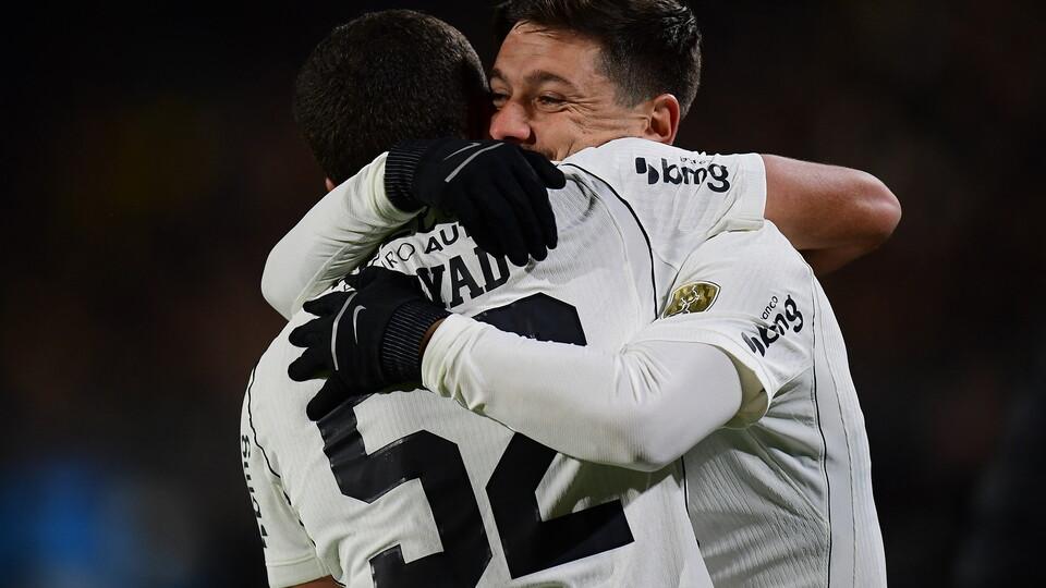 Garro e Zakaria Labyad comemoram gol do Corinthians contra o Peñarol
