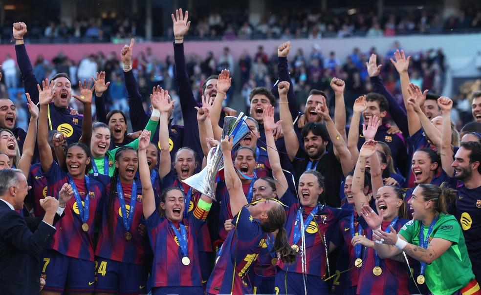 Jogadoras do Barcelona erguem o troféu da Champions League Feminina após vitória sobre o Lyon